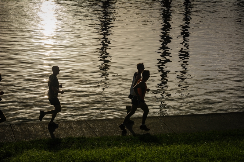 Early risers running along the banks of the Brisbane River